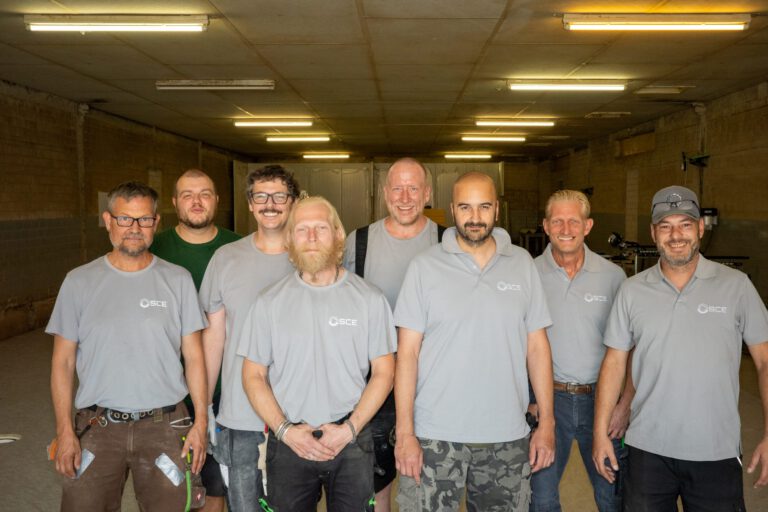 Das Team von socialclub engineering in der Halle für den Farmbau